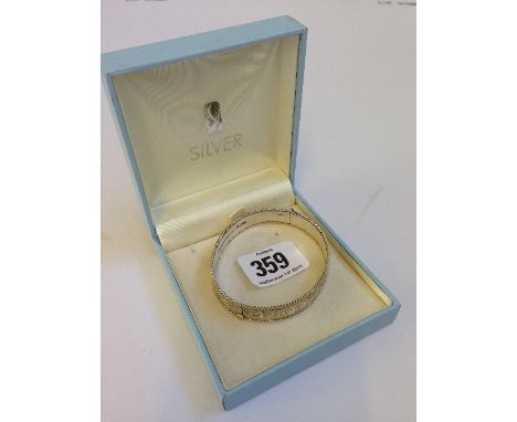A good quality engraved silver bangle (23 grams).