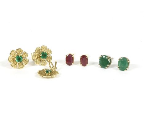 A pair of white gold single stone oval cut emerald stud earrings, butterflies deficient, a pair of gold single stone emerald 