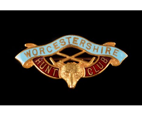 A 9ct Worcestershire Hunt Club enamel badge, with fox mask and crossed crops 4.5g 