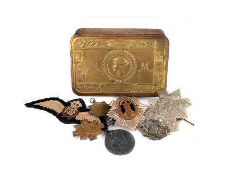 A WWI British 1914-18 War medal, awarded to 24721 PTE H .M JOHNSTONR.BERKS.R, together with a small selection of cap badges, 