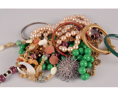 A collection of jewellery, including an interesting Chinese spinach carved jade pendant of a rat on silver brooch, AF, a carv