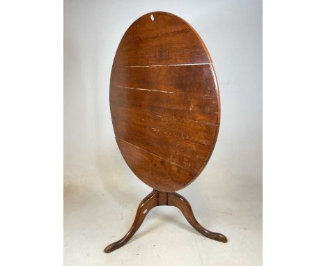 An early 19th century oak circular tilt-top occasional table, height 68cm, diameter 89cm.