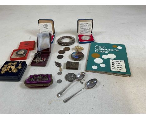 A mixed collectors' lot to include miscellaneous coins, two hallmarked silver silver spoons, an ARP pill box, a beaded purse,