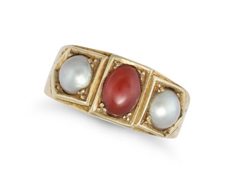 AN ANTIQUE CARNELIAN AND PEARL RING in yellow gold, set with an oval polished carnelian, accented on each side by a pearl, no