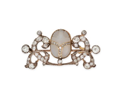 AN ANTIQUE EGYPTIAN REVIVAL CHALCEDONY AND DIAMOND SCARAB BROOCH in yellow gold and silver, set with a carved chalcedony scar