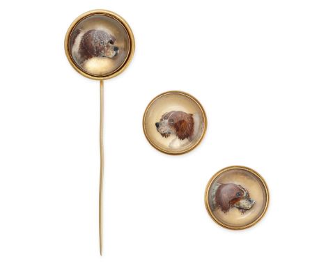 AN ANTIQUE FRENCH REVERSE CARVED ESSEX CRYSTAL INTAGLIO STICK PIN AND BUTTON SET in yellow gold, the stick pin set with a cir