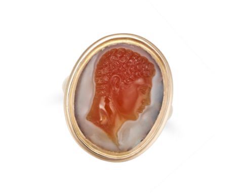 AN ANTIQUE CARNELIAN CAMEO RING in yellow gold, set with an oval carnelian cameo depicting the profile of a classical man, no