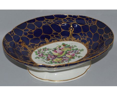 AN 18TH CENTURY WORCESTER PEDESTAL DISH painted with spotted fruit under a wet blue and cracked ice gilt border.