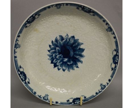 AN 18TH CENTURY WORCESTER SAUCER DISH finely moulded and painted in under-glaze blue with the Chrysanthemum pattern.