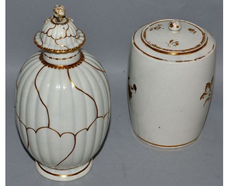 AN 18TH CENTURY WORCESTER TEA CANISTER AND RARE COVER of fluted form gilded with Queens Gilt pattern and a Caughley tea canis