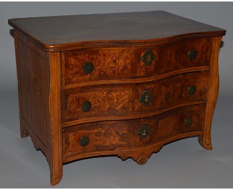 AN ITALIAN APPENTICE 18TH CENTURY THREE DRAWER WALNUT COMMODE with serpentine bombe front on curving legs. 1ft 7ins wide, 1ft