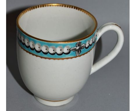 AN 18TH CENTURY WORCESTER COFFEE CUP painted with turquoise and pearl border King 291.