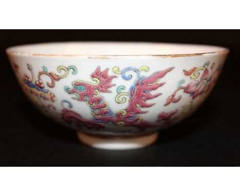  A GOOD QUALITY CHINESE TONGZHI MARK & PERIOD PORCELAIN BOWL, the sides painted in vivid enamels with phoenix and scroll-stem