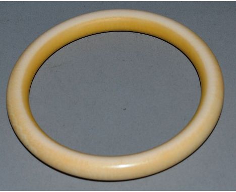 AN IVORY BANGLE.