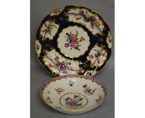 AN 18TH CENTURY WORCESTER SAUCER DISH painted in Chinese export style with a central floral spray in a circular gilt leaf pan