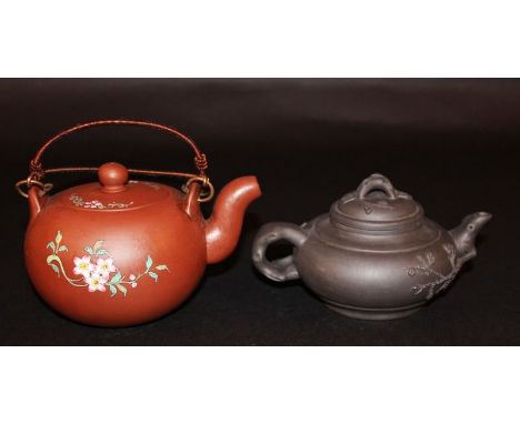 A GOOD QUALITY EARLY 20TH CENTURY CHINESE ENAMELLED YIXING POTTERY TEAPOT & COVER, the sides decorated with a bat next to pea