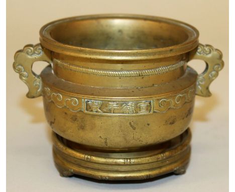  A GOOD & UNUSUAL CHINESE BRONZE CENSER ON STAND, weighing 660gm in total, probably 17th/18th Century, the tripod stand with 