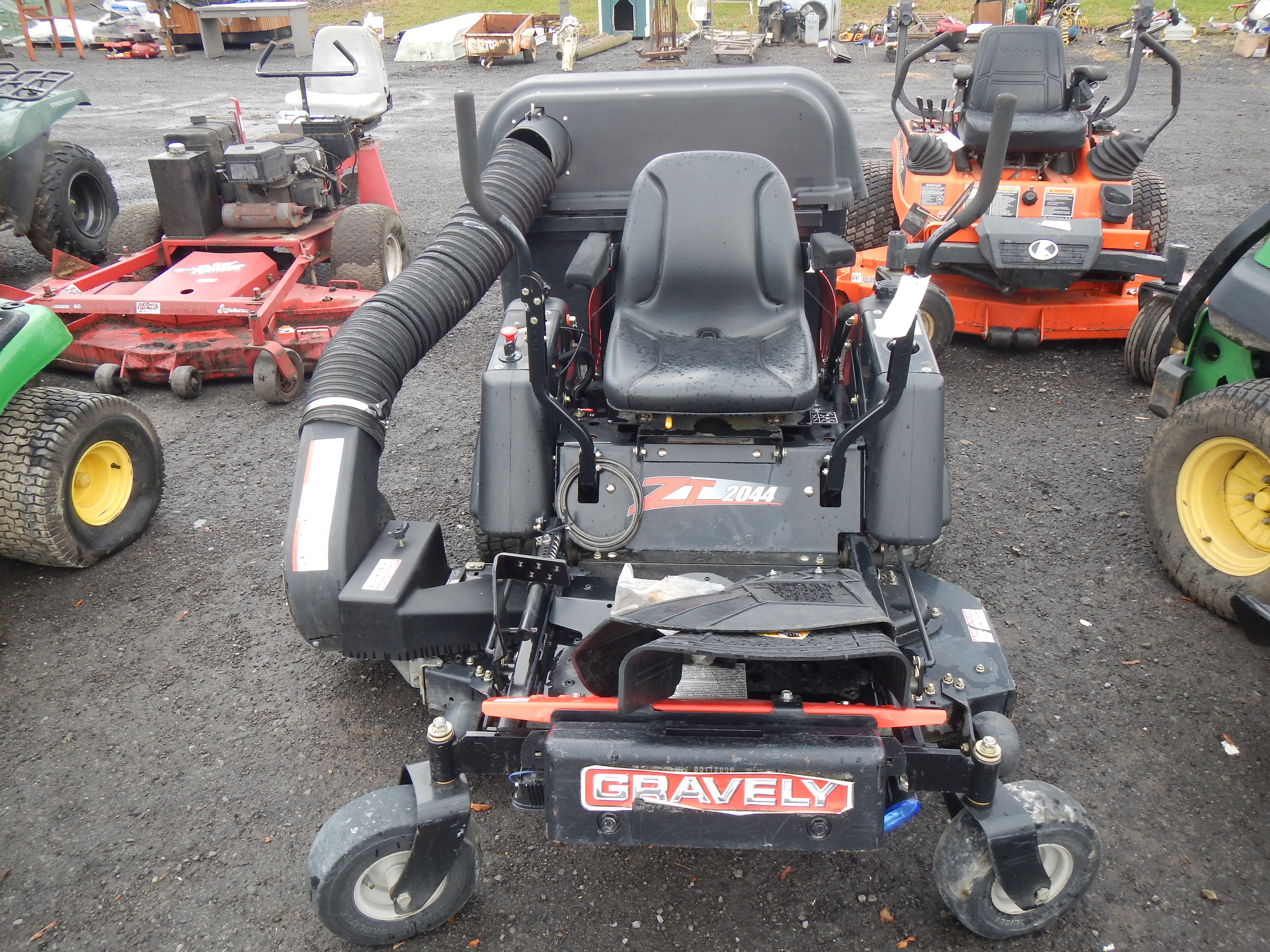 GRAVELY ZT 2044 W/ BAGGER