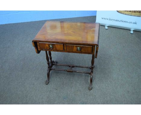 Reproduction mahogany veneered sofa style coffee table with frieze drawers and turned columns, and small outswept legs with b