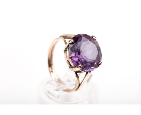 A vintage synthetic-corundum (imitation-alexandrite) single stone ring. The 12mm diameter round mixed-cut stone claw set on a