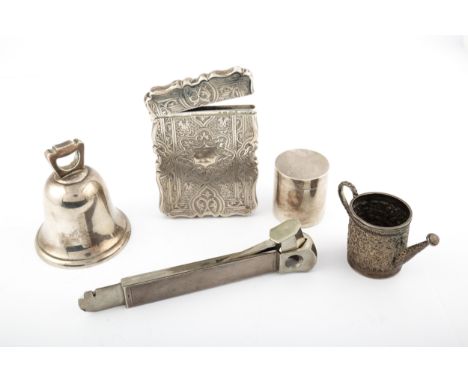 A small collection of Victorian and later silver, to include a table bell. Mark of Deakin & Francis, Birmingham 1928, 8cm hig