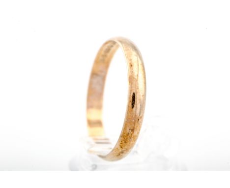 A vintage 9ct gold wedding band. Hallmarks for London 1987, 3.2mm wide, size R, 1.6g