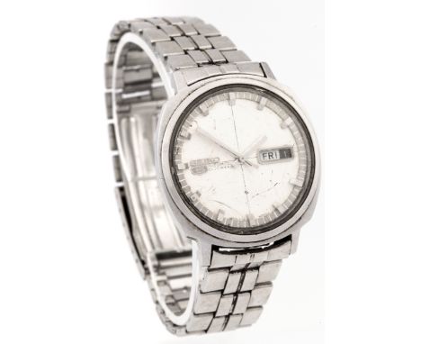 Seiko, 5, a gentleman's stainless steel automatic chronograph bracelet watch. Ref 6119-6003, no 556693, silvered dial with ba