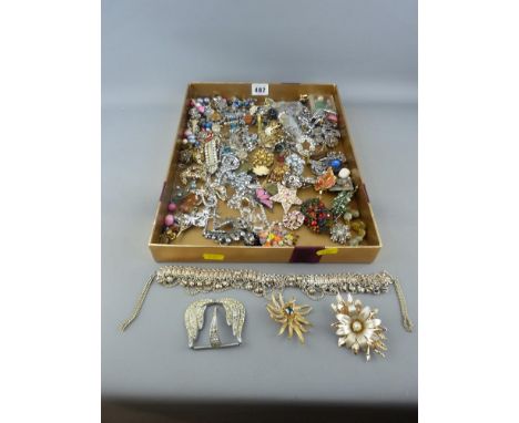 Good selection of vintage and other costume jewellery