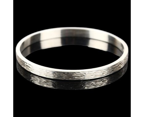 SKRIVERS GULDVAREFABRIK - a Danish modernist sterling silver slave bangle, circular form with textured decoration, band width