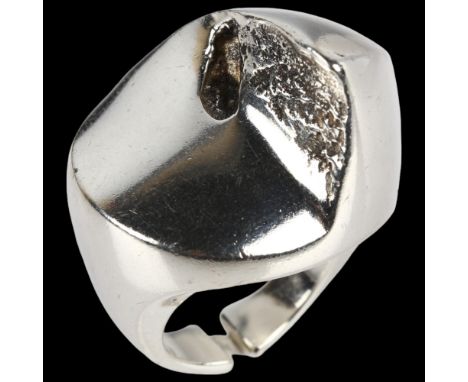 LAPPONIA - a heavy Finnish modernist sterling silver abstract ring, designed by Poul Havgaard, circa 1973, setting height 25.