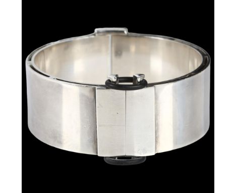 DORDE M THIDEMANN - a heavy gauge Danish modernist sterling silver double-walled hinged bangle, with black rubber gasket clas