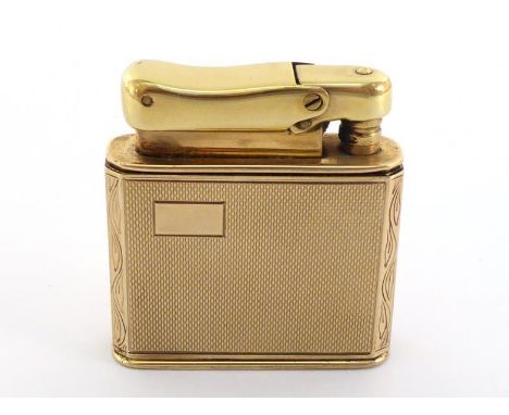 A Colibri monopol petrol cigarette lighter in 9 ct. gold case in very good condition. 