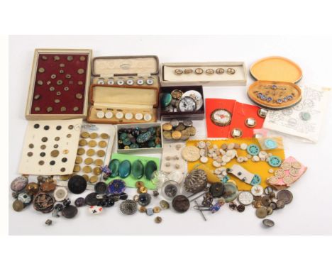 Buttons - boxed and loose, comprising a set of six boxed Guinness buttons, three boxed sets of studs/buttons, a selection of 