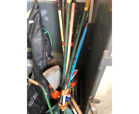 Large selection of gardening tools ( 2 bundles ) 