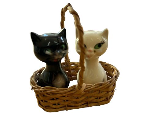 Salz und Pfeffer-Katzen in Bastkorb "Goebel", H-ca. 8 cm