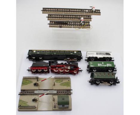 Konvolut H0, meist Märklin,  Fleischmann Dampflok m. Tender, 4x div. Waggons, Märklin Bahnübergang und 3x Schienen