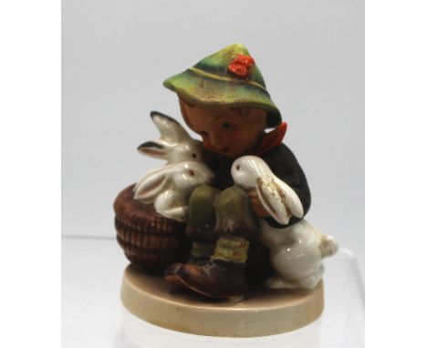 Hummel-Figur, Junge mit Häschen, Goebel, ab 1957, Hutfeder fehlt, H-9cm