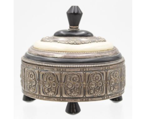 schöne Art-Déco Deckeldose, 800er Silber, gemarkt "K&amp;amp;K", Deckel und Füsse wohl aus Bakelit, ohne Deckel ca. 78,8gr. (