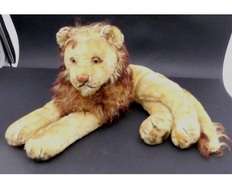 grosser liegender "Steiff" Löwe, Knopf+Restfahne, bespielt, L-ca. 40 cm