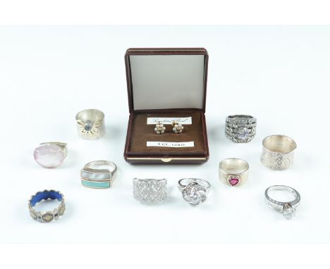 Eight various silver finger rings, seven marked "925" eighth tests as silver, 53 g, sizes K to R together with a costume jewe