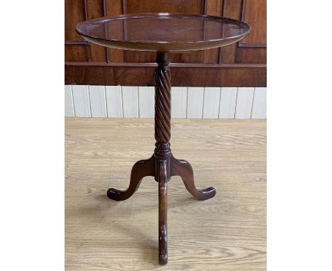 A reproduction Georgian mahogany tripod wine or lamp table, having a spirally reeded column an cabriole legs, 46 cm x 64 cm