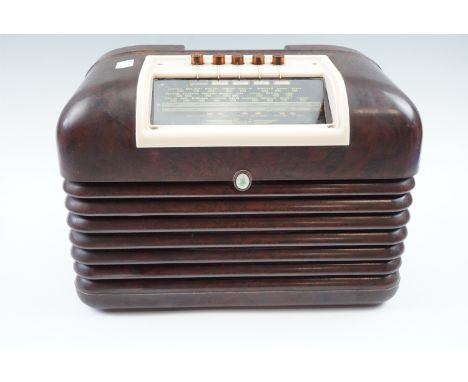 A vintage Bush Type DAC-10 Bakelite radio, 32 cm x 20cm x 22 cm