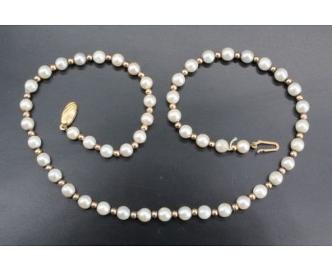 A cultured pearl necklace, having a nine carat gold box clasp, Birmingham, 1996, the pearls being approximately 5.5 mm in dia