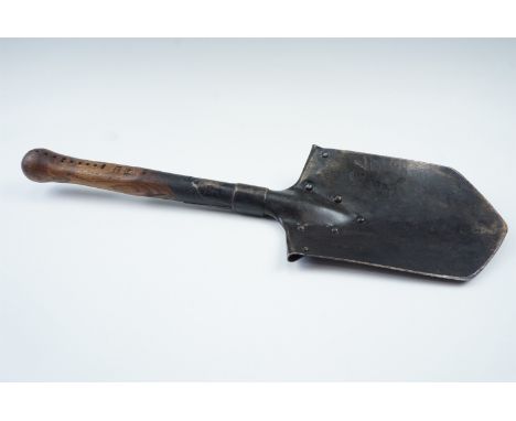 A 1915 dated entrenching tool