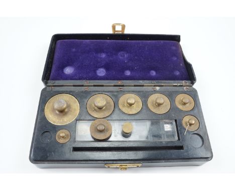 A vintage Bakelite cased set of brass gram weights, 15 cm x 7 cm x 3.5 cm