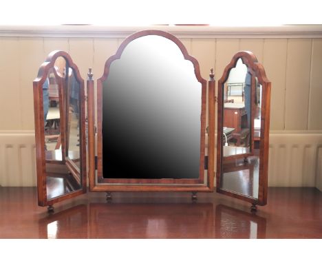 A reproduction Georgian mahogany tryptic dressing table mirror, 58 cm high x 83 cm 