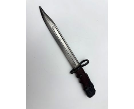British No7 Lee Enfield Bayonet, blade stamped No.7 MK1/L, hilt is in working order. "2122443" to swivel mount. Overall lengt