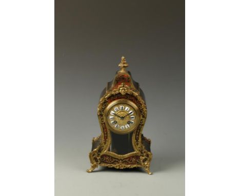 A 19TH CENTURY FRENCH 'BOULLE' MANTLE CLOCK, with gilt dial with ceramic numerals, with an eight-day movement striking on a c