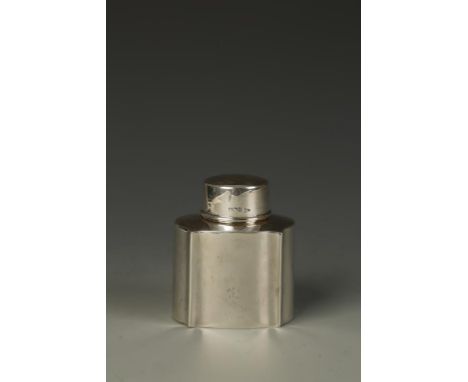 AN EDWARDIAN TEA CADDY of shaped rectangular form with a pull-off circular cover, by Walker & Hall, Sheffield 1901, 3.5" high
