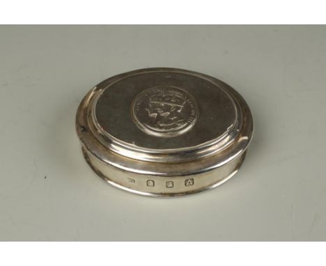 ROYAL INTEREST: A COMMEMORATIVE TABLE SNUFF BOX, Britannia Standard, of oval form, the pull-off cover applied with a medallio